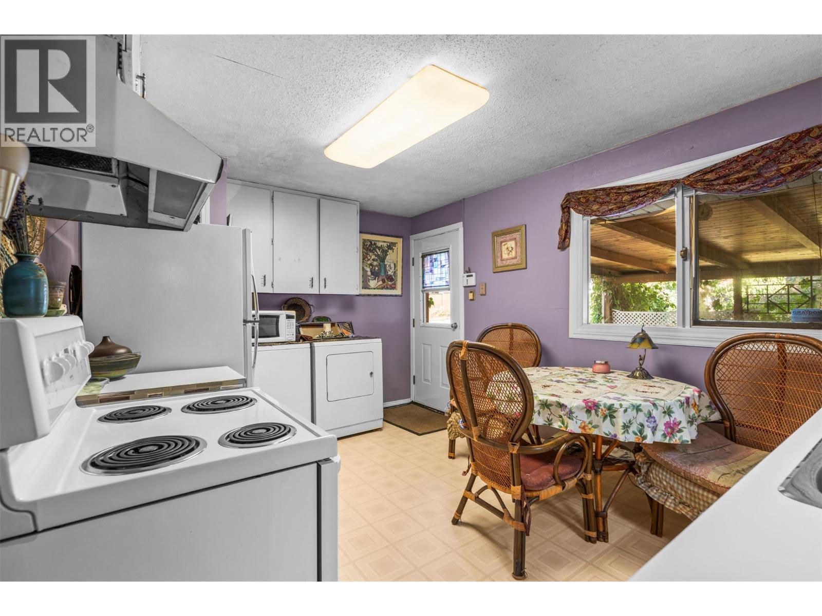 3405 18 Street, Vernon, BC - Indoor Photo Showing Kitchen