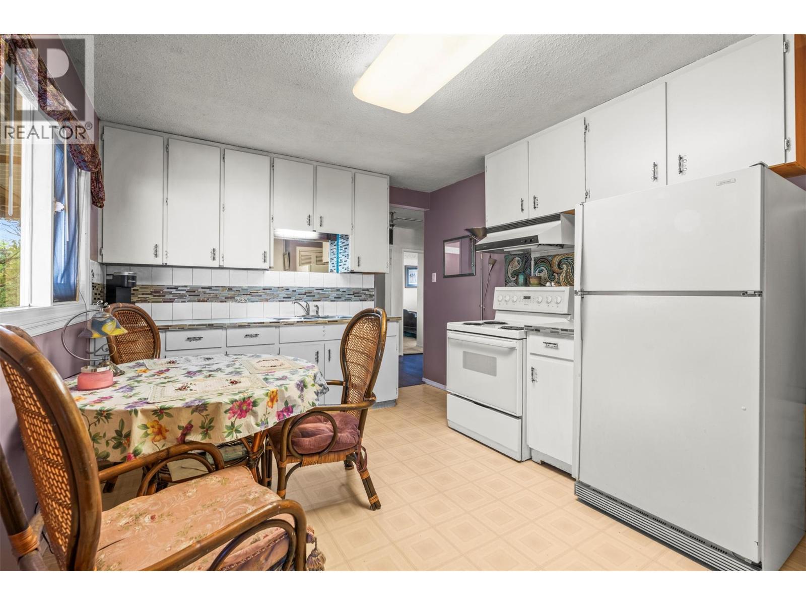 3405 18 Street, Vernon, BC - Indoor Photo Showing Kitchen