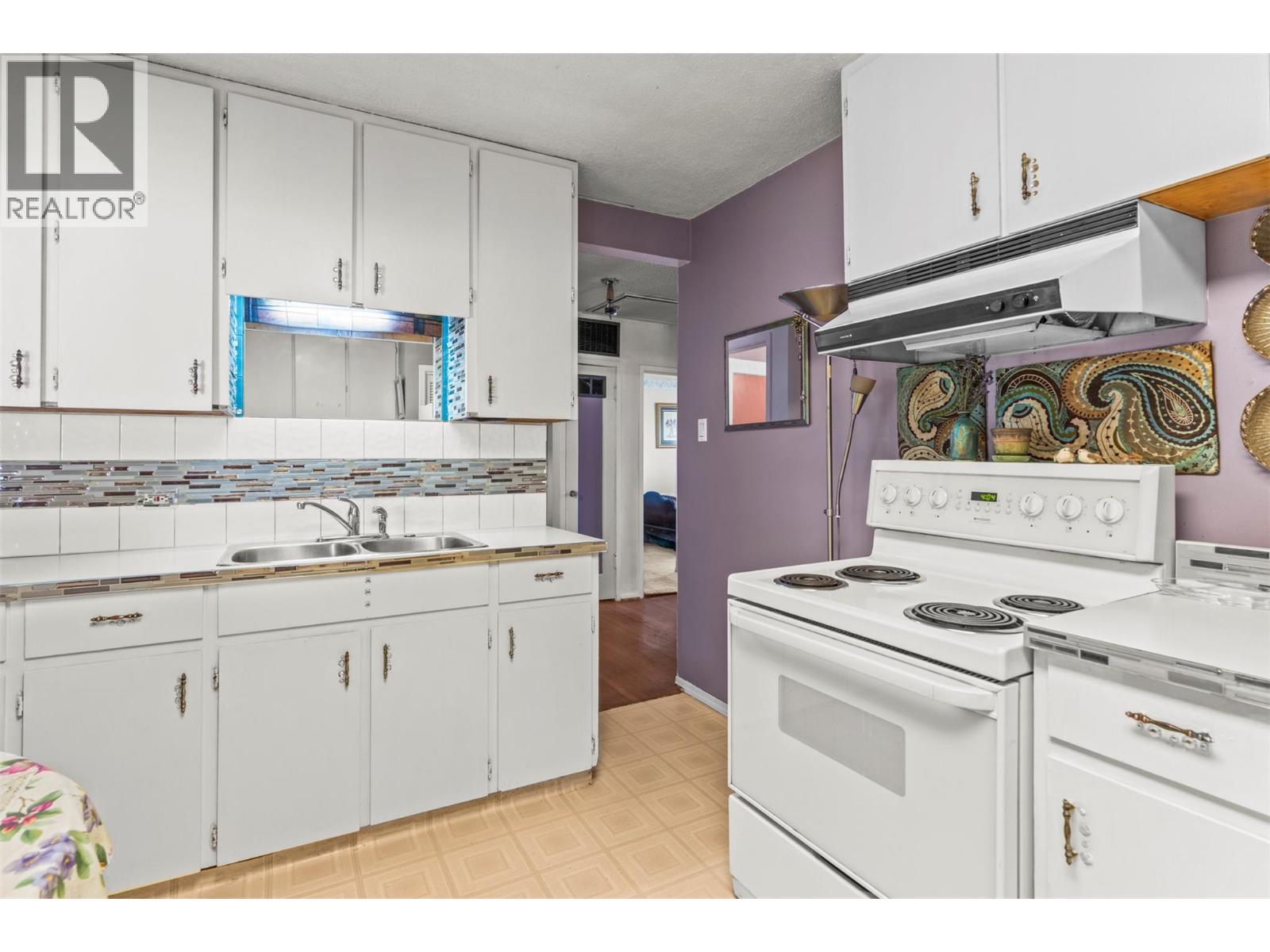 3405 18 Street, Vernon, BC - Indoor Photo Showing Kitchen With Double Sink
