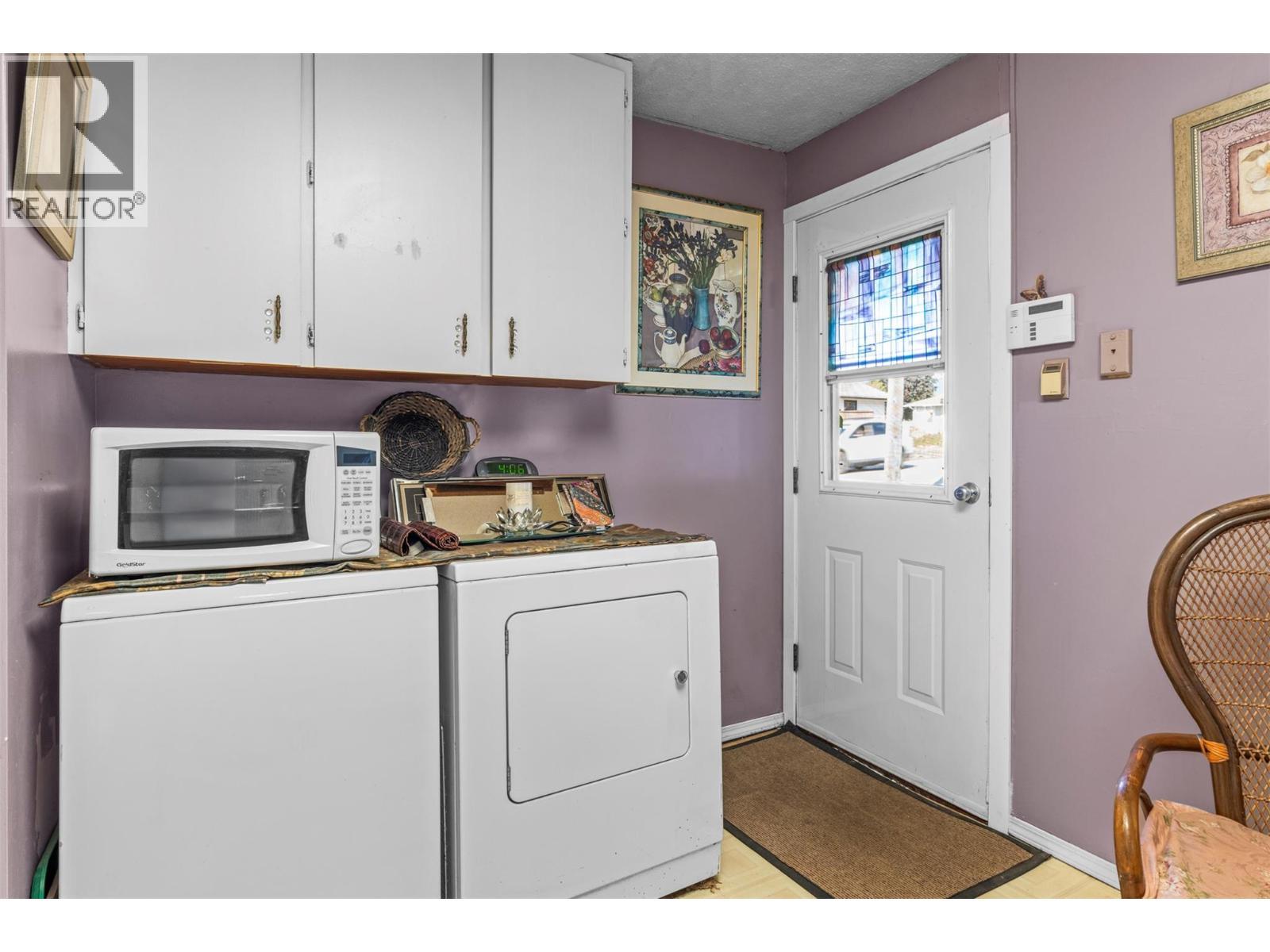 3405 18 Street, Vernon, BC - Indoor Photo Showing Laundry Room