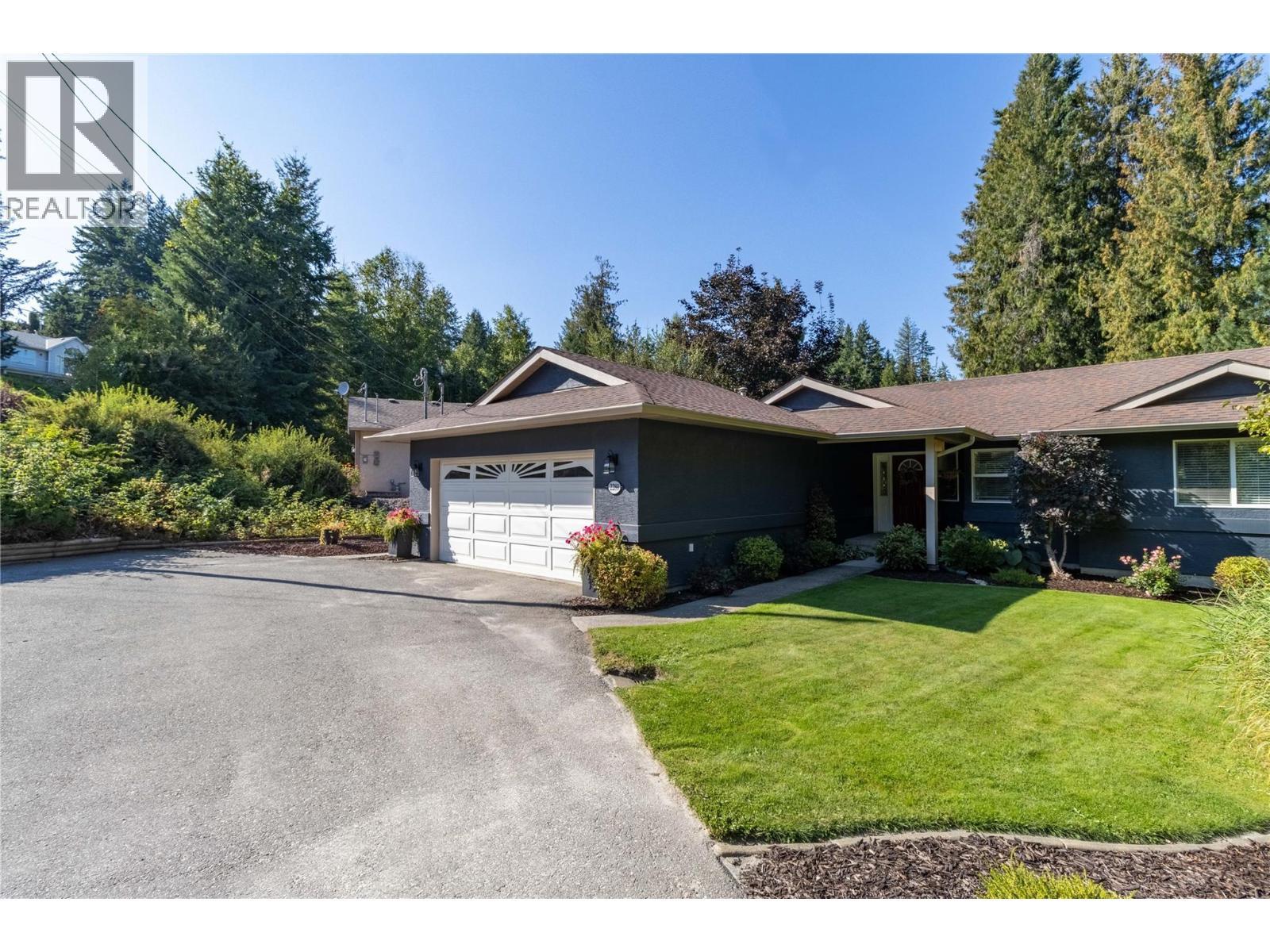 2289 Ta Lana Trail, Sorrento, BC - Outdoor With Facade