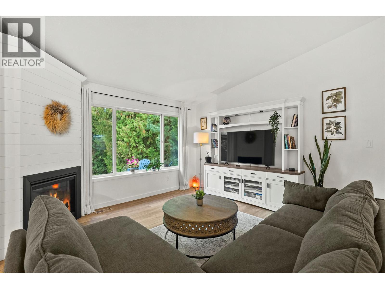 2289 Ta Lana Trail, Sorrento, BC - Indoor Photo Showing Living Room With Fireplace