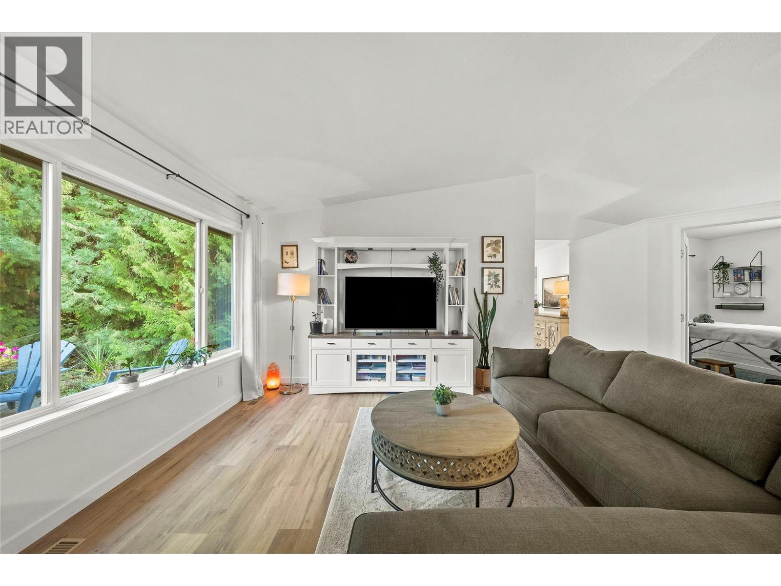 2289 Ta Lana Trail, Sorrento, BC - Indoor Photo Showing Living Room