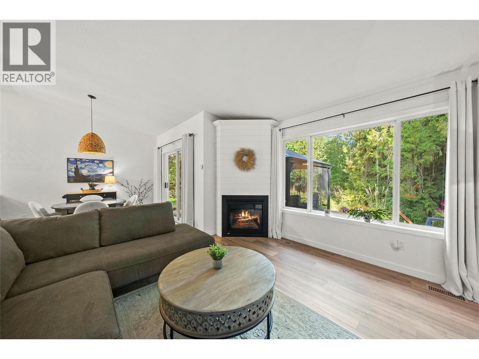 2289 Ta Lana Trail, Sorrento, BC - Indoor Photo Showing Living Room With Fireplace