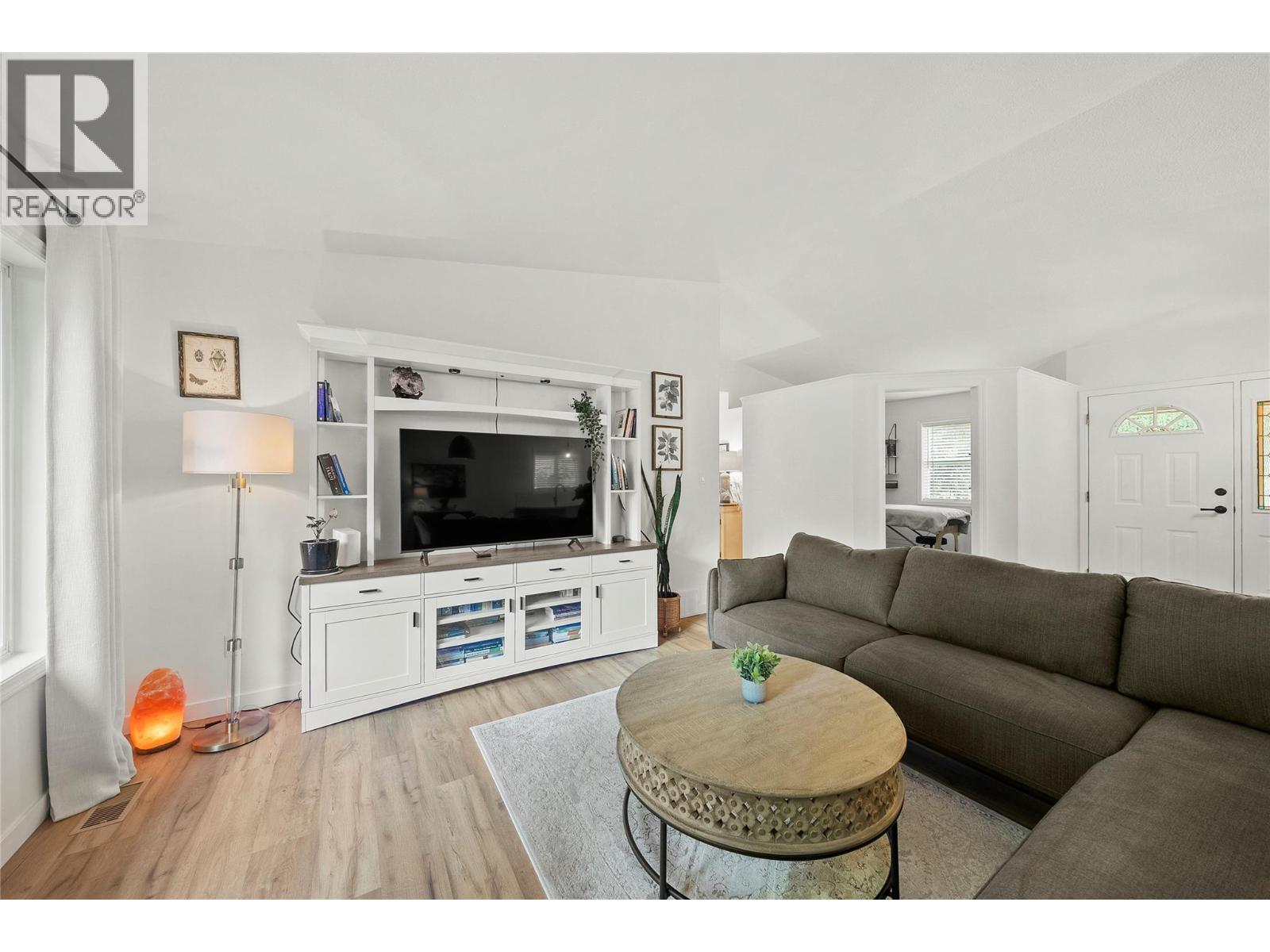 2289 Ta Lana Trail, Sorrento, BC - Indoor Photo Showing Living Room