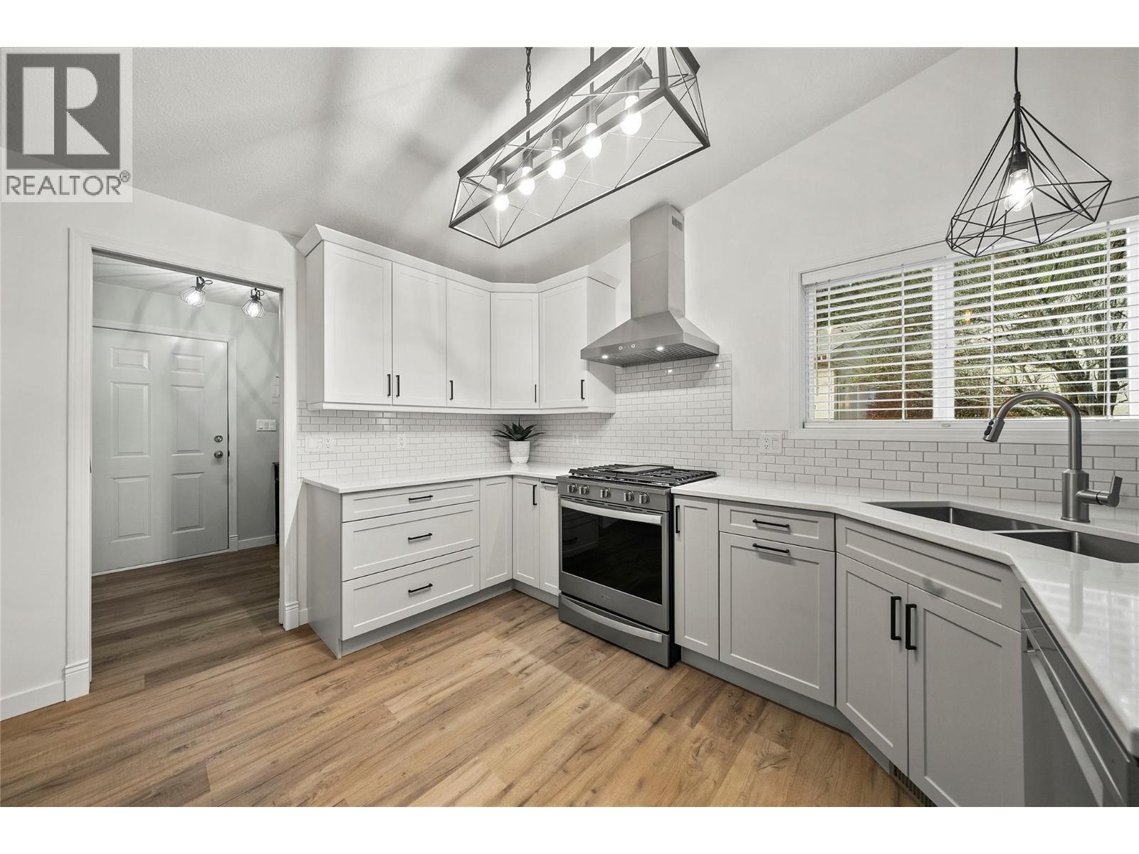 2289 Ta Lana Trail, Sorrento, BC - Indoor Photo Showing Kitchen With Double Sink With Upgraded Kitchen