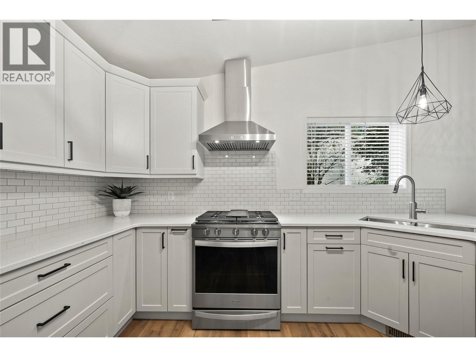2289 Ta Lana Trail, Sorrento, BC - Indoor Photo Showing Kitchen With Double Sink With Upgraded Kitchen