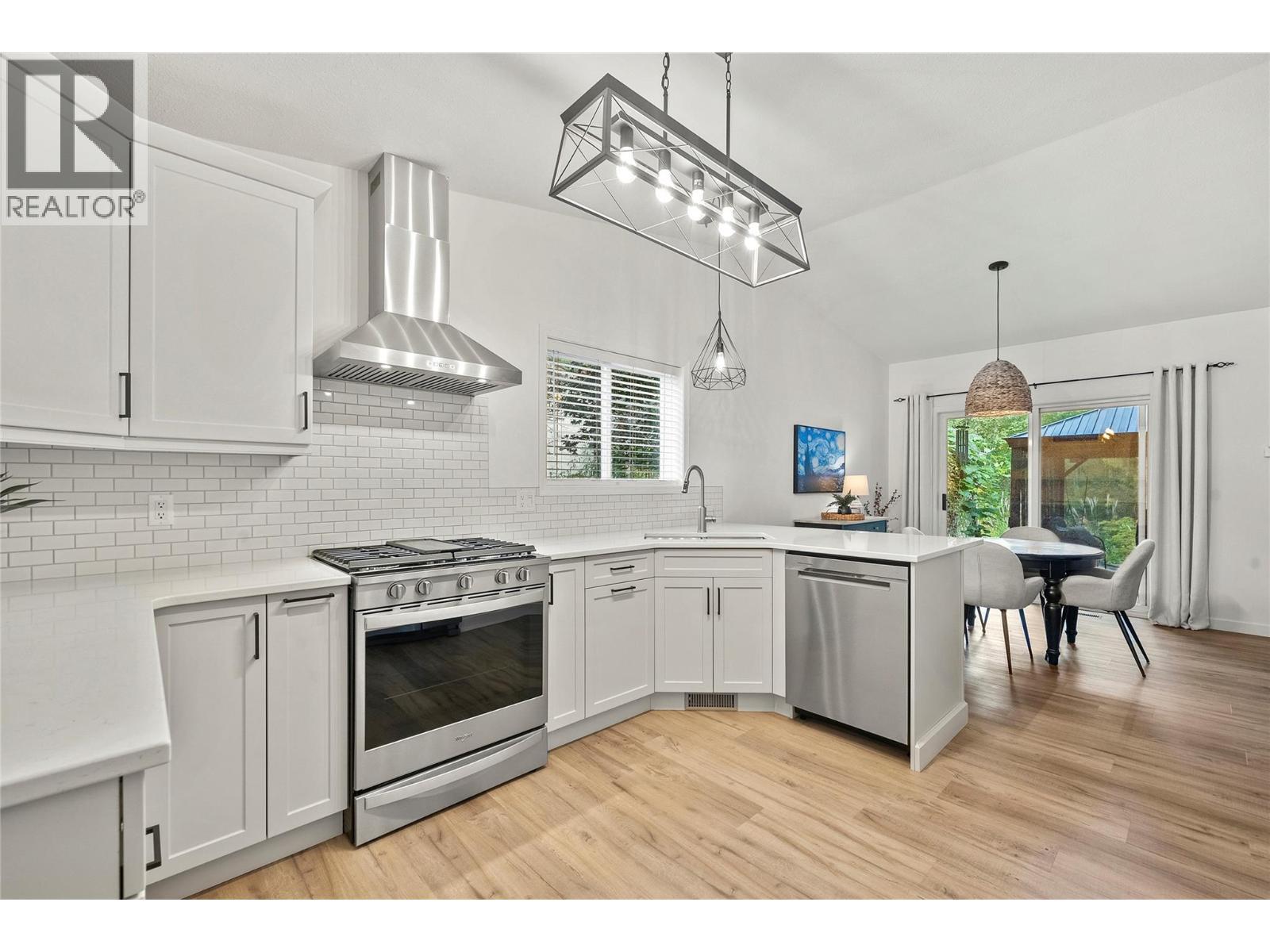 2289 Ta Lana Trail, Sorrento, BC - Indoor Photo Showing Kitchen With Upgraded Kitchen