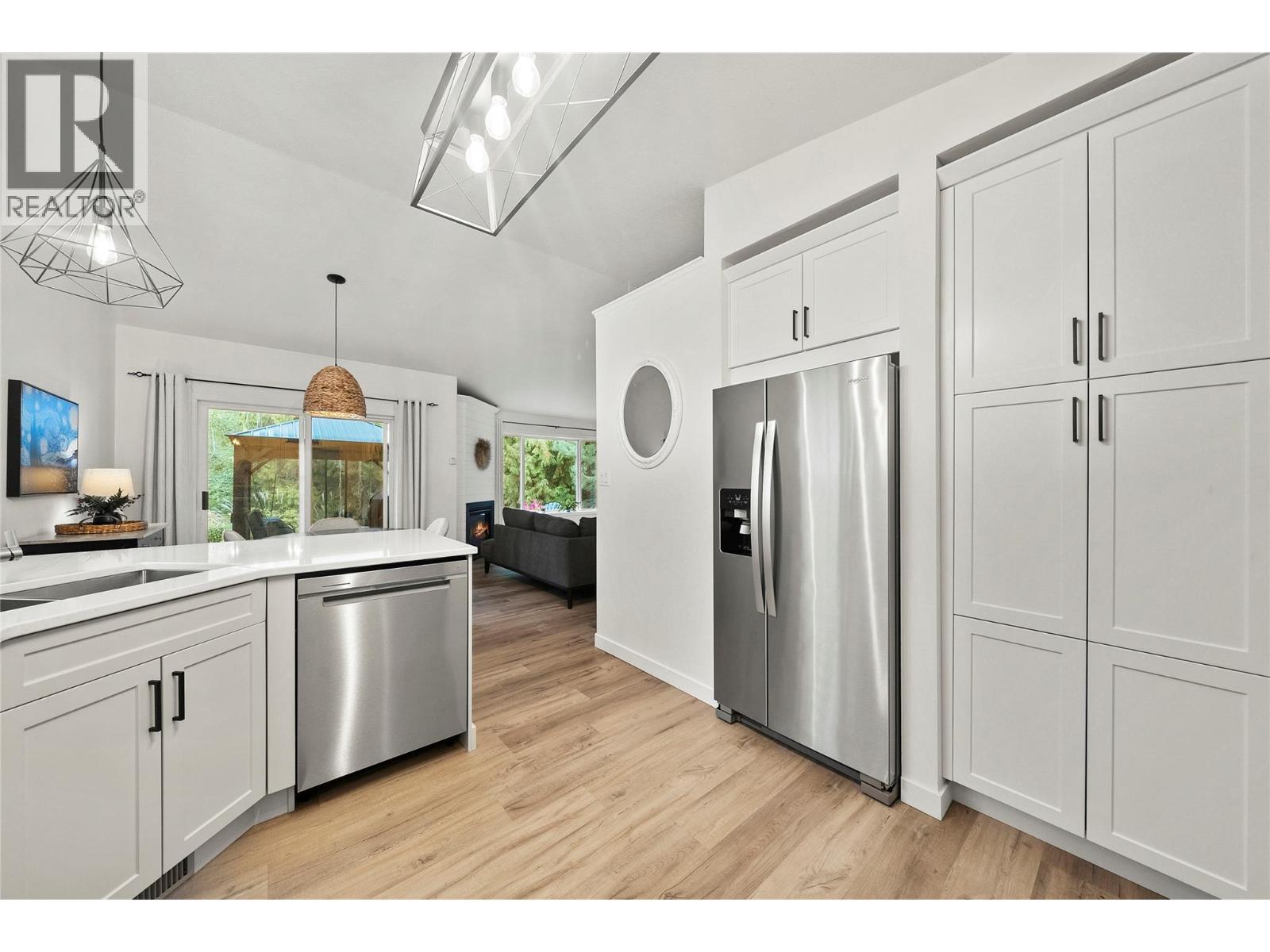 2289 Ta Lana Trail, Sorrento, BC - Indoor Photo Showing Kitchen