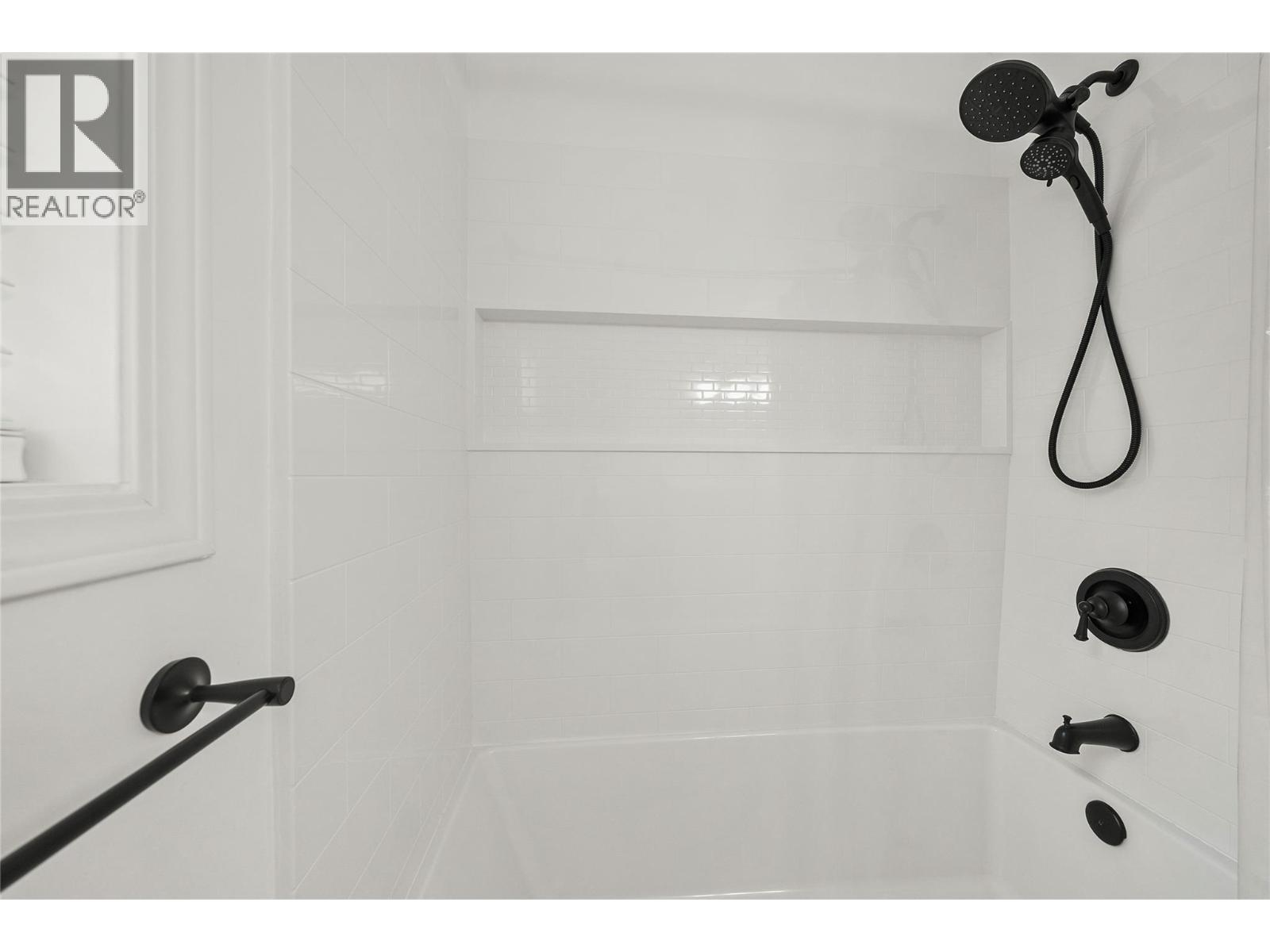 2289 Ta Lana Trail, Sorrento, BC - Indoor Photo Showing Bathroom