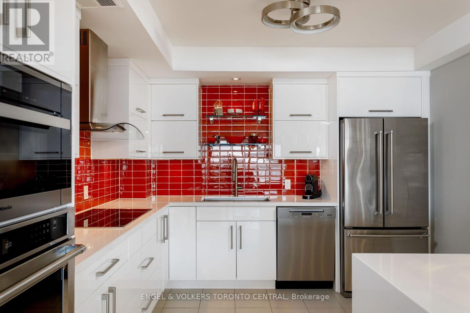 803E - 460 Queens Quay Way W, Toronto, ON - Indoor Photo Showing Kitchen With Upgraded Kitchen