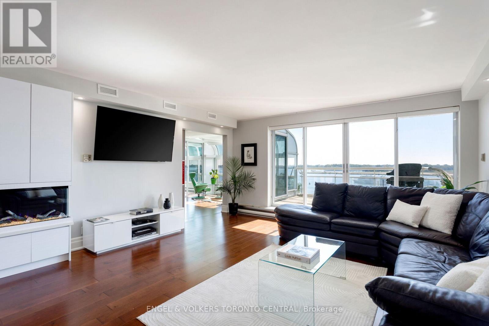 803E - 460 Queens Quay Way W, Toronto, ON - Indoor Photo Showing Living Room