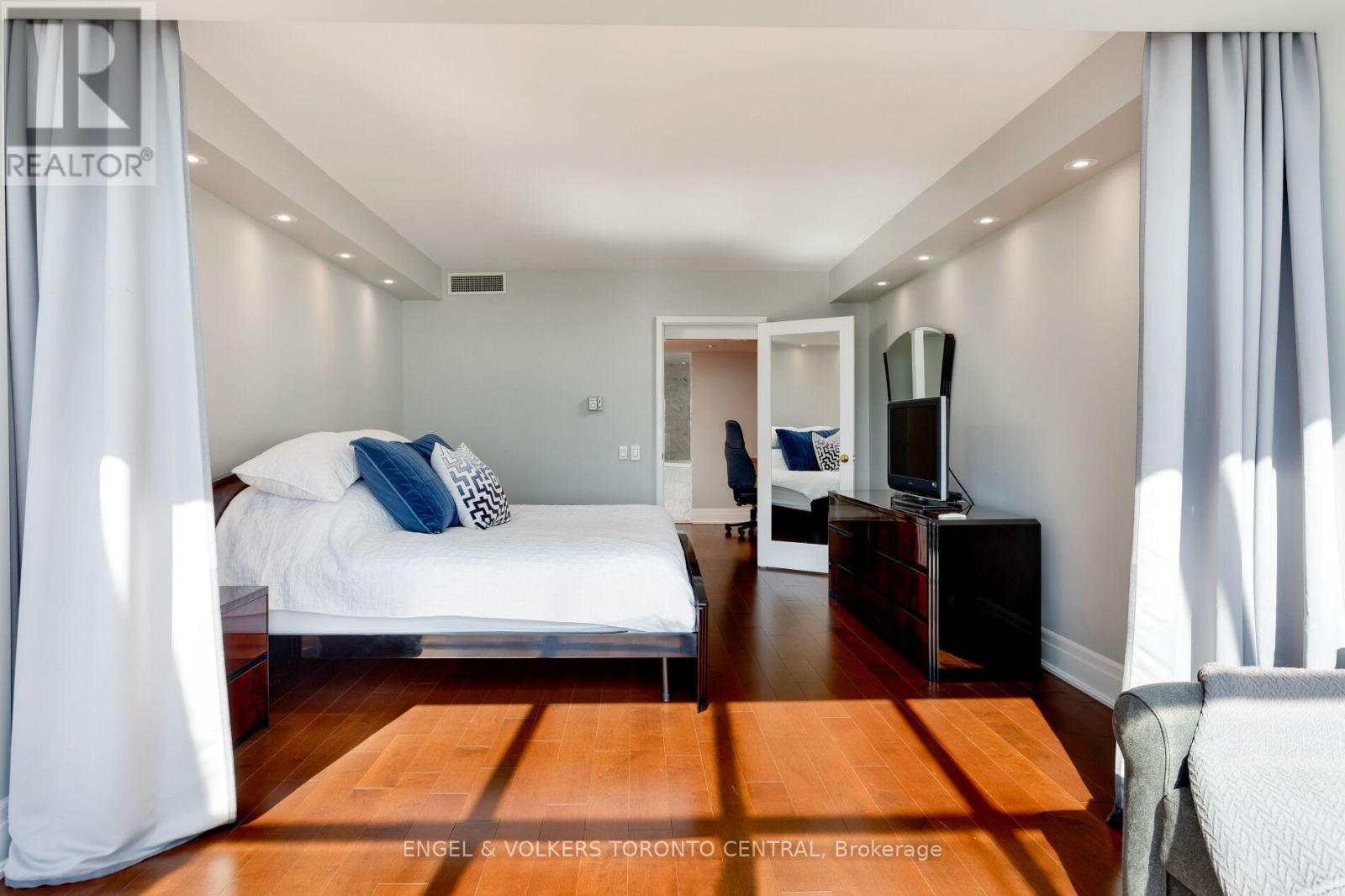 803E - 460 Queens Quay Way W, Toronto, ON - Indoor Photo Showing Bedroom