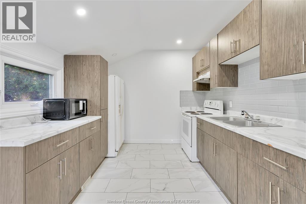 437 Karl Place, Windsor, ON - Indoor Photo Showing Kitchen With Double Sink