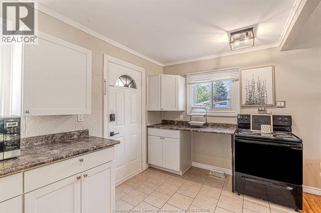 2297 Parent, Windsor, ON - Indoor Photo Showing Kitchen