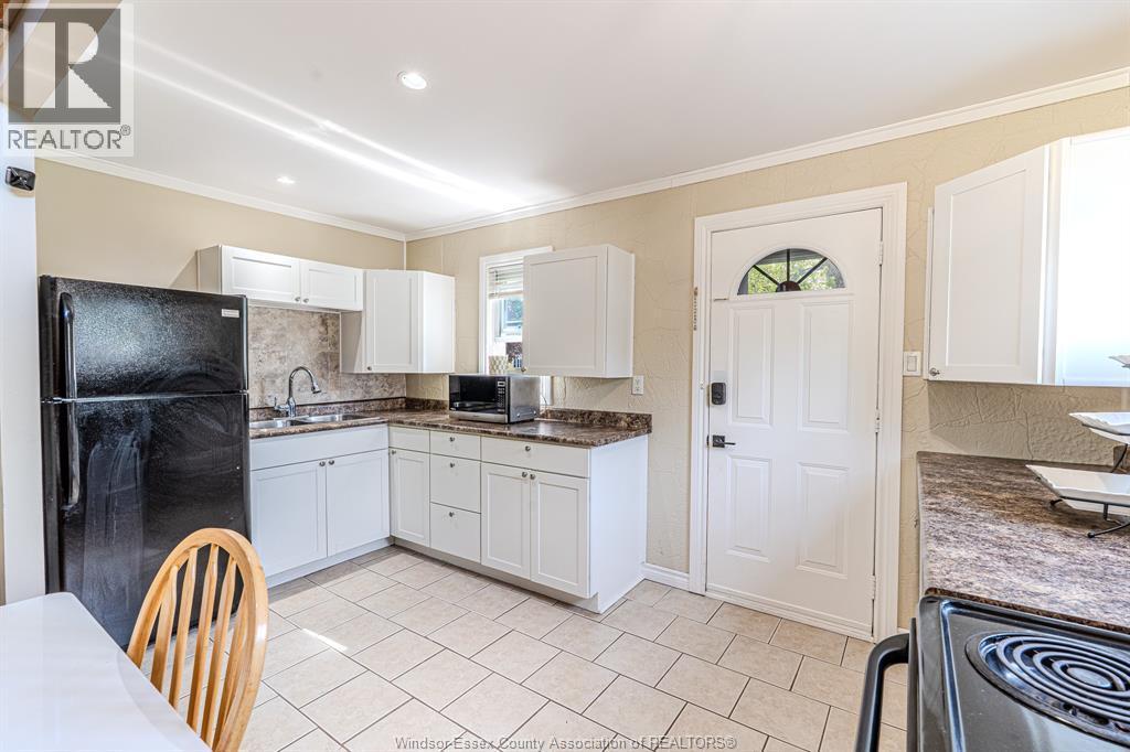 2297 Parent, Windsor, ON - Indoor Photo Showing Kitchen