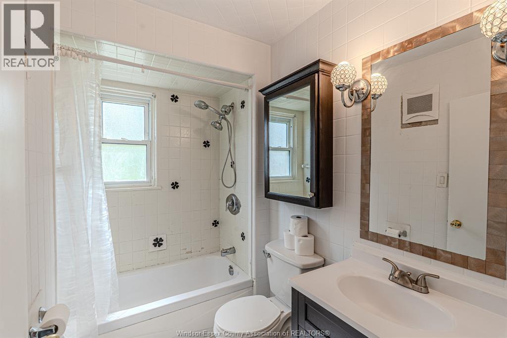 2297 Parent, Windsor, ON - Indoor Photo Showing Bathroom