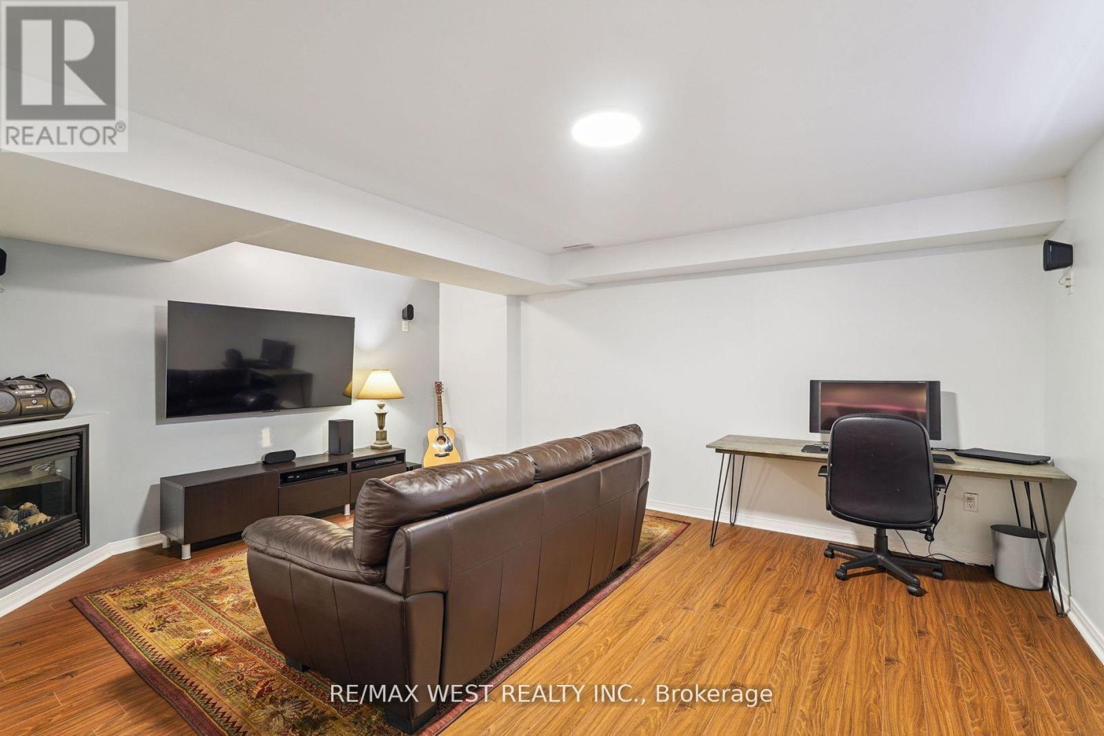 148 Chayna Crescent, Vaughan, ON - Indoor Photo Showing Living Room With Fireplace