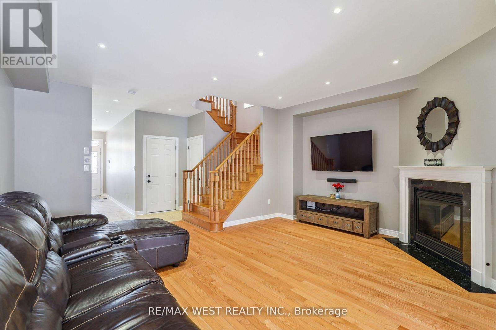 148 Chayna Crescent, Vaughan, ON - Indoor Photo Showing Living Room With Fireplace