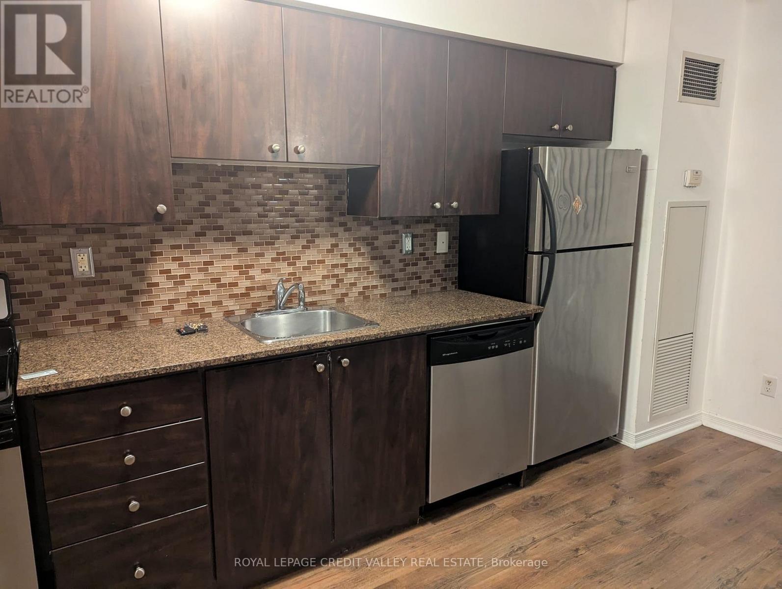 221 - 215 Queen Street, Brampton, ON - Indoor Photo Showing Kitchen