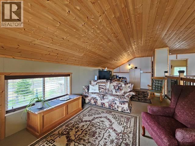 7132 Bowron Lake Road, Wells / Barkerville, BC - Indoor Photo Showing Living Room