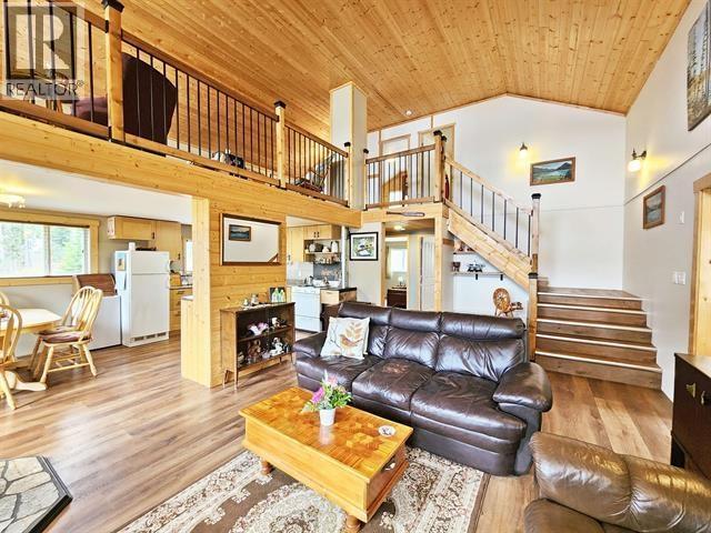 7132 Bowron Lake Road, Wells / Barkerville, BC - Indoor Photo Showing Living Room