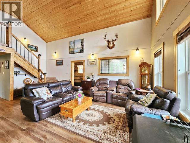 7132 Bowron Lake Road, Wells / Barkerville, BC - Indoor Photo Showing Living Room