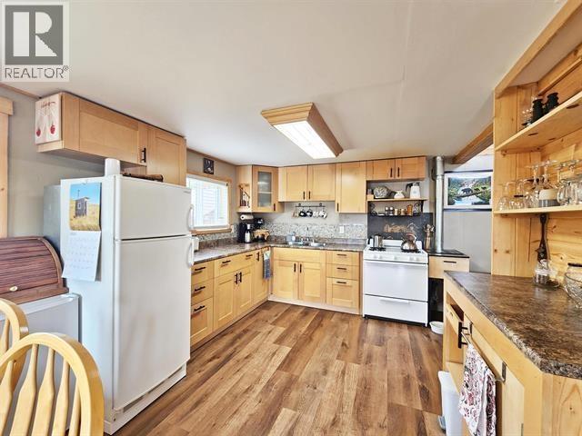 7132 Bowron Lake Road, Wells / Barkerville, BC - Indoor Photo Showing Kitchen