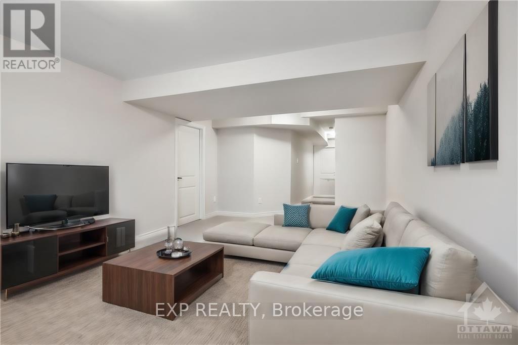 1928 Hawker Private, Ottawa, ON - Indoor Photo Showing Living Room