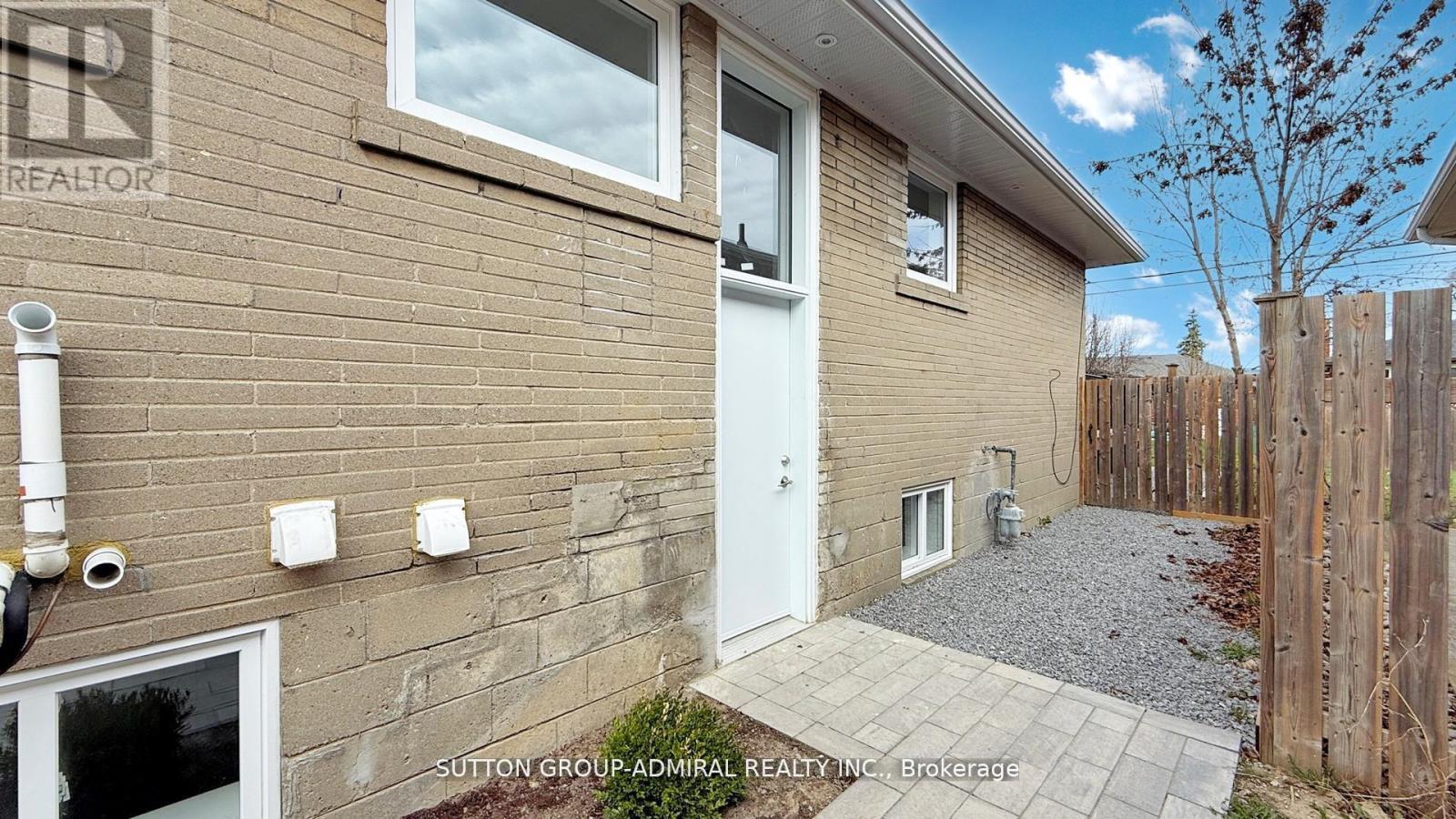 Basement 2 - 118 Clifton Avenue, Toronto, ON - Outdoor With Exterior