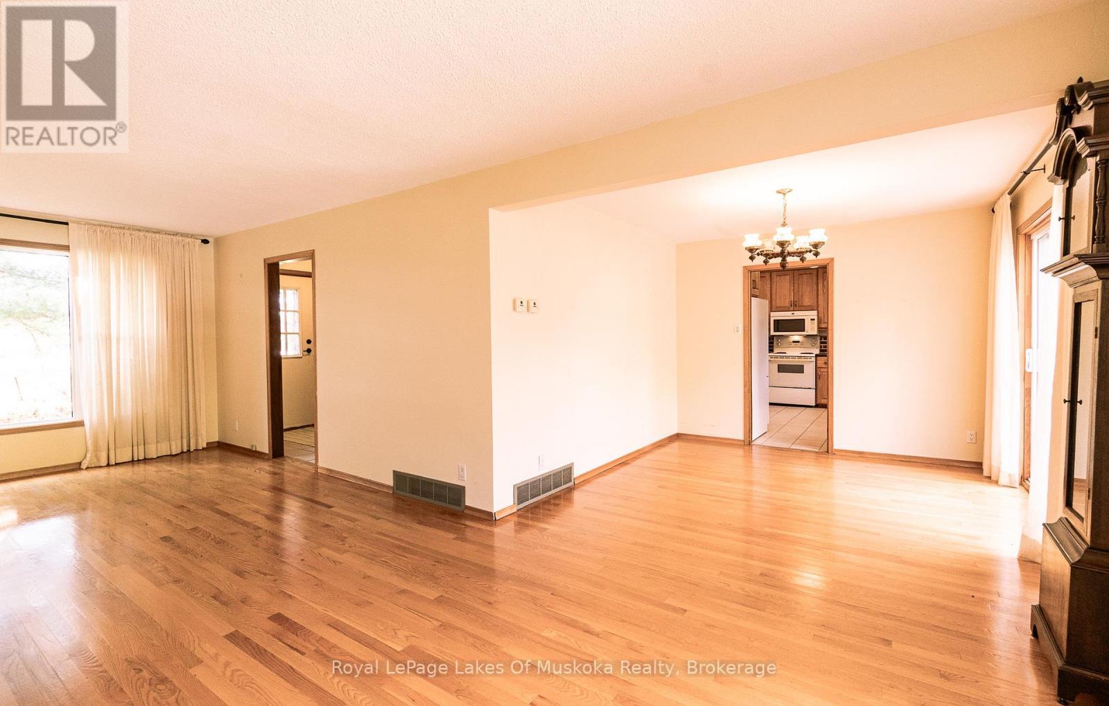 96 520 Highway W, Armour, ON - Indoor Photo Showing Other Room