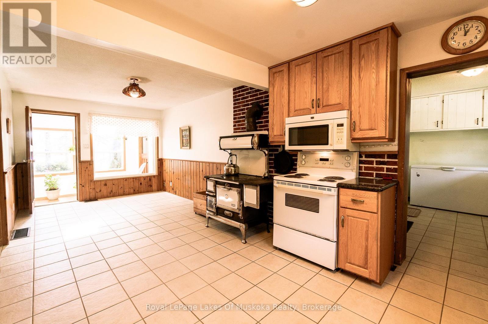 96 520 Highway W, Armour, ON - Indoor Photo Showing Kitchen