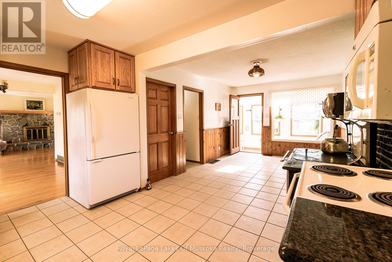 96 520 Highway W, Armour, ON - Indoor Photo Showing Kitchen