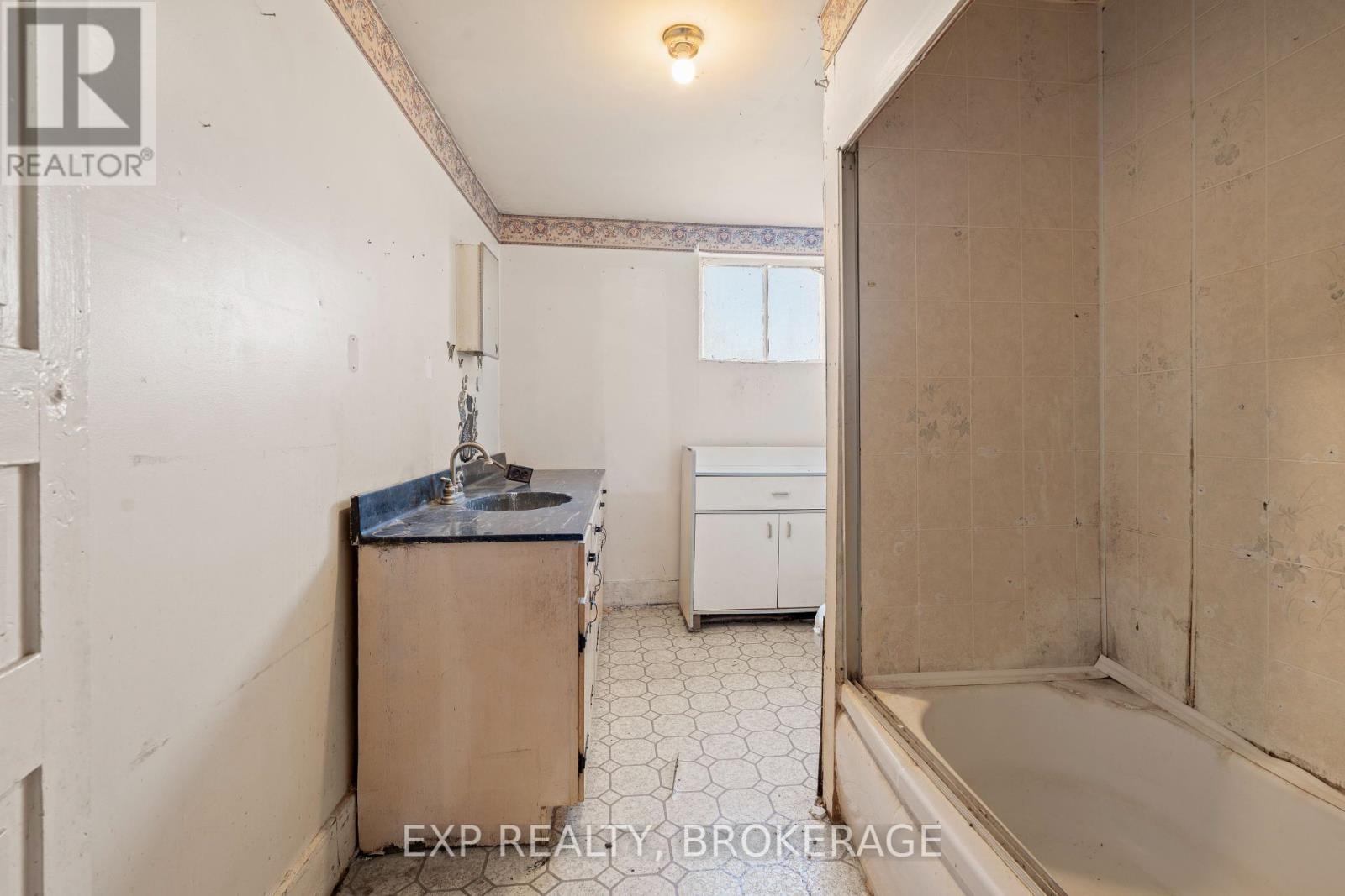 1619 County 2 Road, Front Of Yonge, ON - Indoor