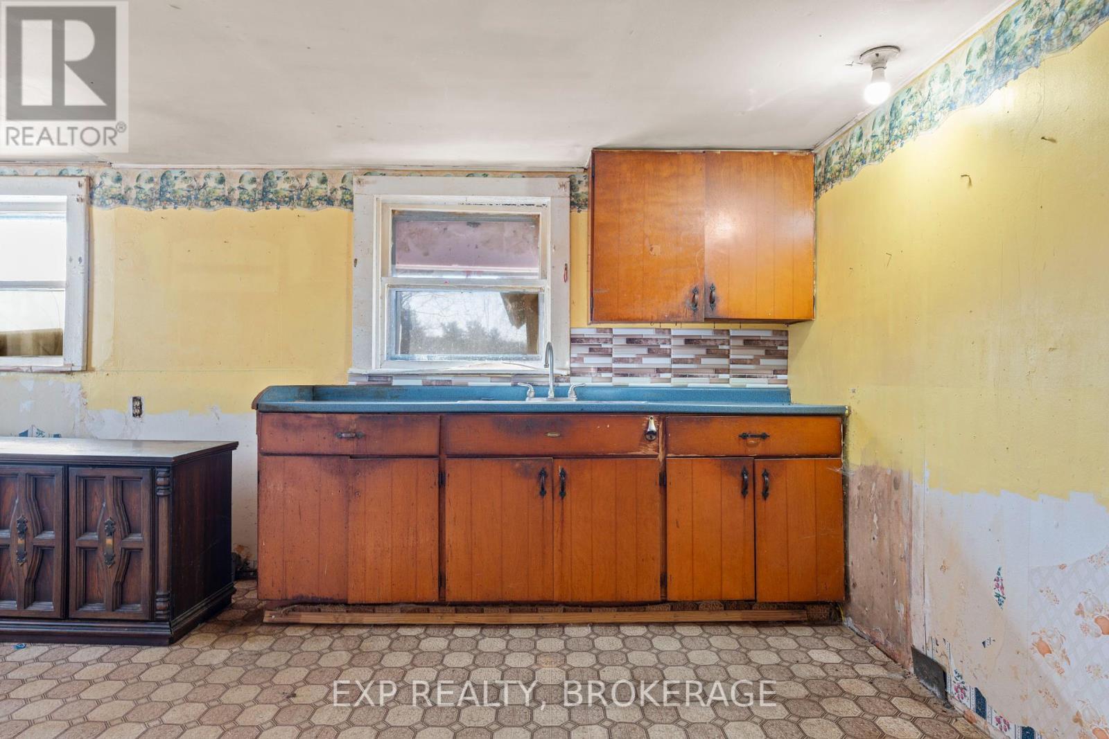 1619 County 2 Road, Front Of Yonge, ON - Indoor Photo Showing Kitchen With Double Sink