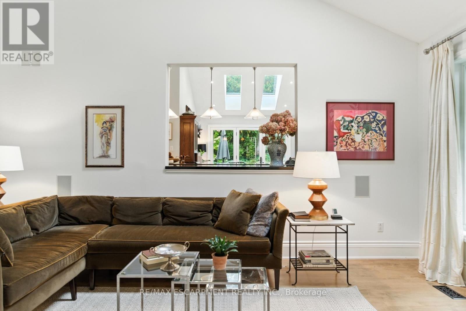 65 Maple Avenue, Hamilton, ON - Indoor Photo Showing Living Room