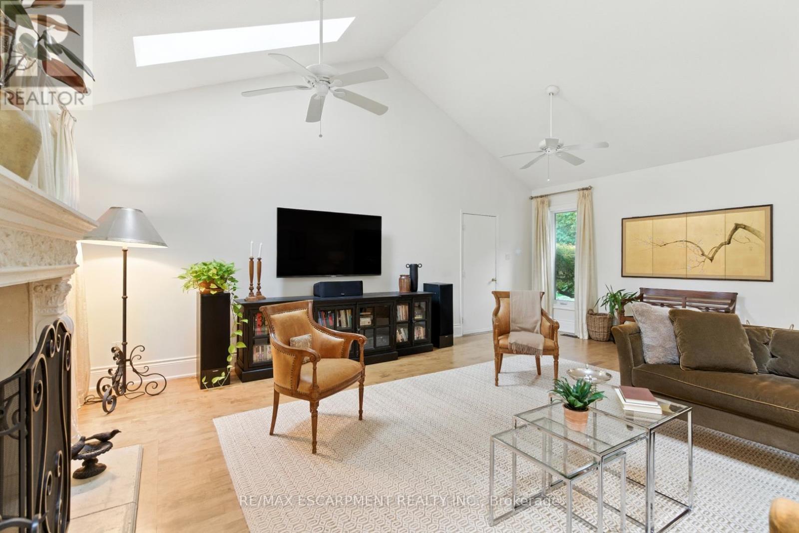 65 Maple Avenue, Hamilton, ON - Indoor Photo Showing Living Room