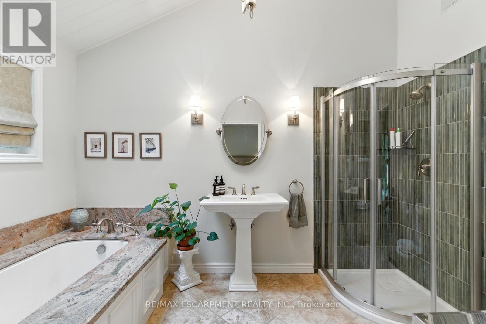 65 Maple Avenue, Hamilton, ON - Indoor Photo Showing Bathroom