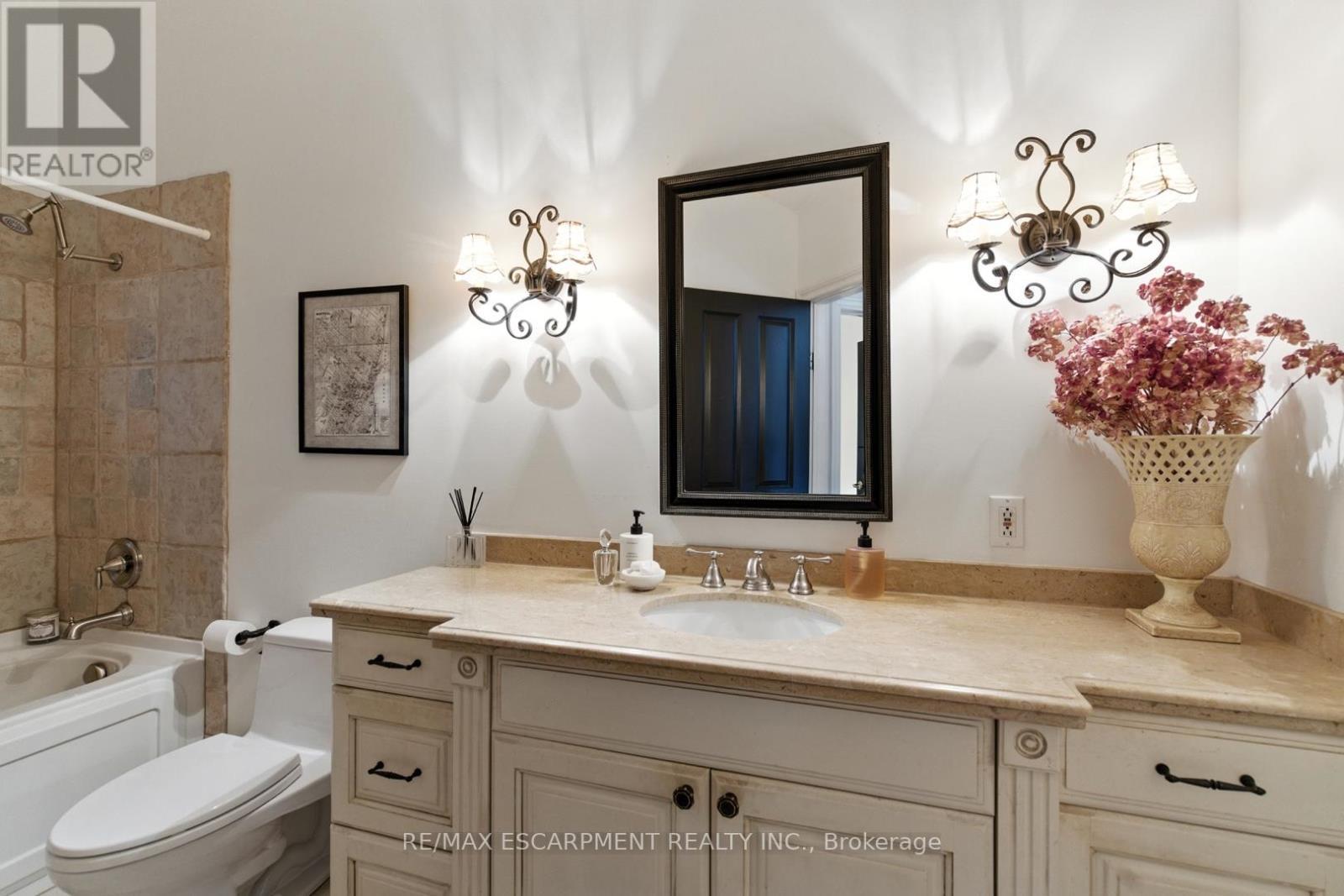 65 Maple Avenue, Hamilton, ON - Indoor Photo Showing Bathroom