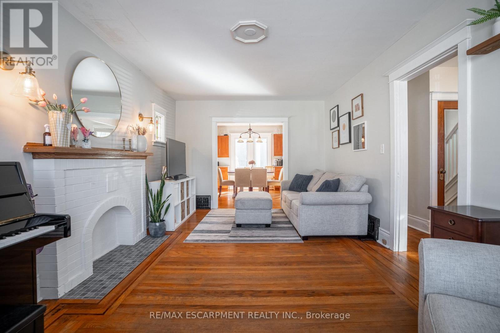 73 Kenilworth Avenue S, Hamilton, ON - Indoor Photo Showing Living Room With Fireplace