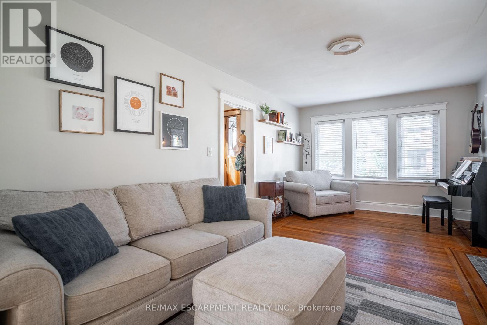 73 Kenilworth Avenue S, Hamilton, ON - Indoor Photo Showing Living Room