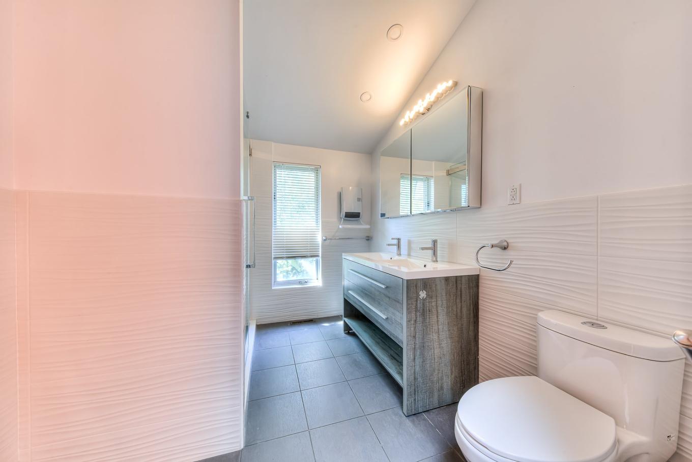 Bathroom - 2450 Rue Lupien, Longueuil (Saint-Hubert), QC - Indoor Photo Showing Bathroom