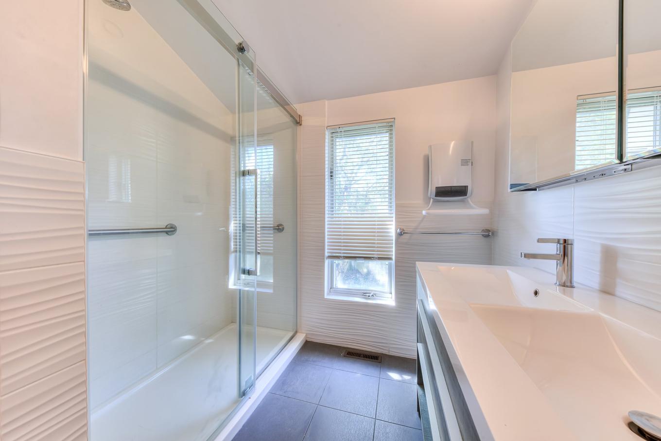 Bathroom - 2450 Rue Lupien, Longueuil (Saint-Hubert), QC - Indoor Photo Showing Bathroom