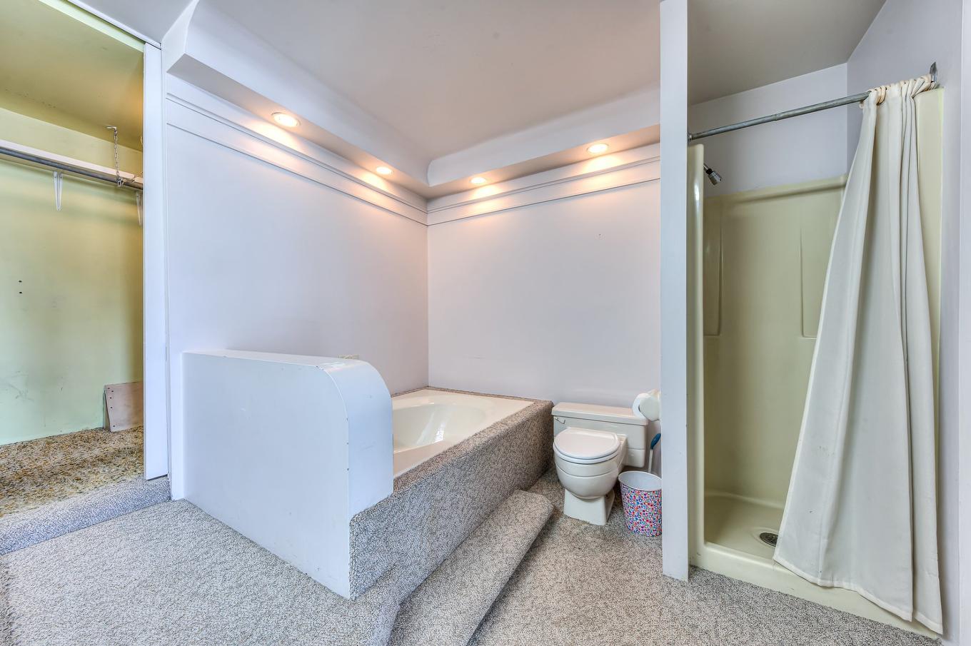 Ensuite bathroom - 2450 Rue Lupien, Longueuil (Saint-Hubert), QC - Indoor Photo Showing Bathroom