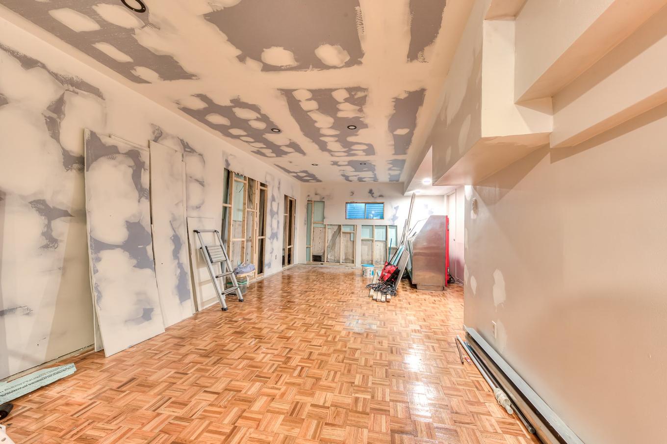 Bathroom - 2450 Rue Lupien, Longueuil (Saint-Hubert), QC - Indoor Photo Showing Other Room