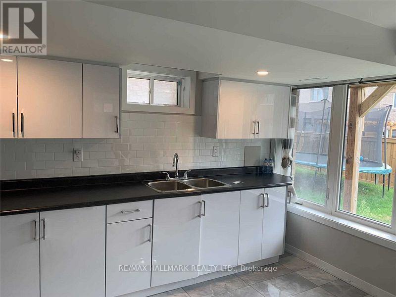 34 Owens Road, New Tecumseth, ON - Indoor Photo Showing Kitchen With Double Sink