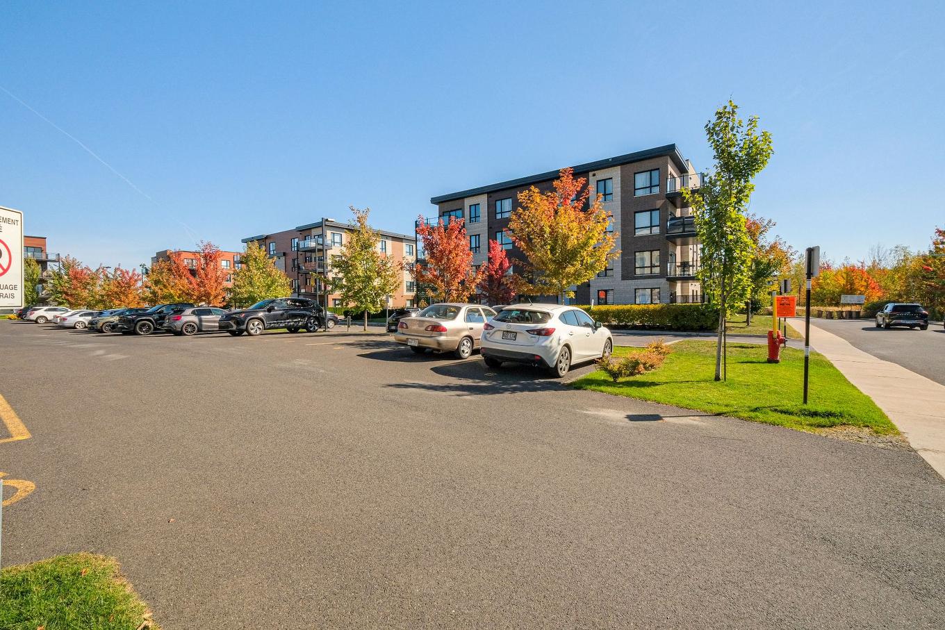 Parking - 306-3675 Rue Roland-Marquette, Longueuil (Saint-Hubert), QC - Outdoor