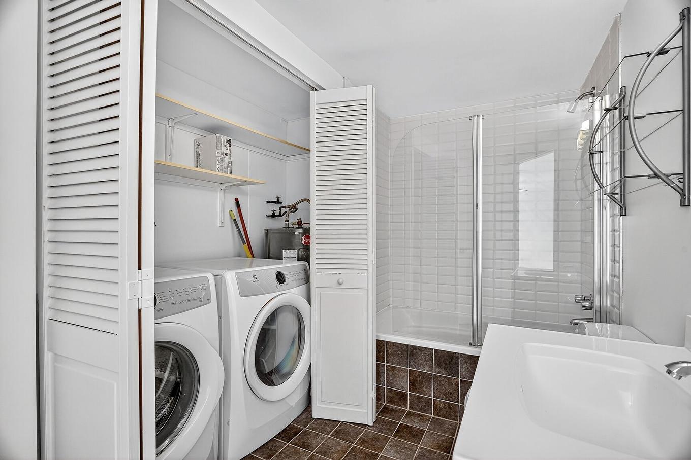 Salle de bains - 5059 Av. De L'Hôtel-De-Ville, Montréal (Le Plateau-Mont-Royal), QC - Indoor Photo Showing Laundry Room