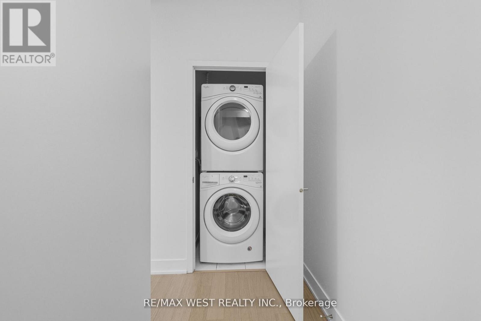 702 - 20 Shore Breeze Drive, Toronto, ON - Indoor Photo Showing Laundry Room