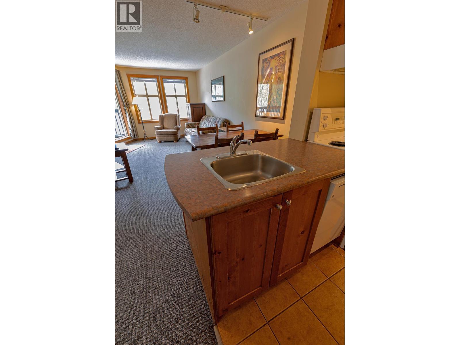 2050 Summit Drive Unit# 306, Panorama, BC - Indoor Photo Showing Kitchen